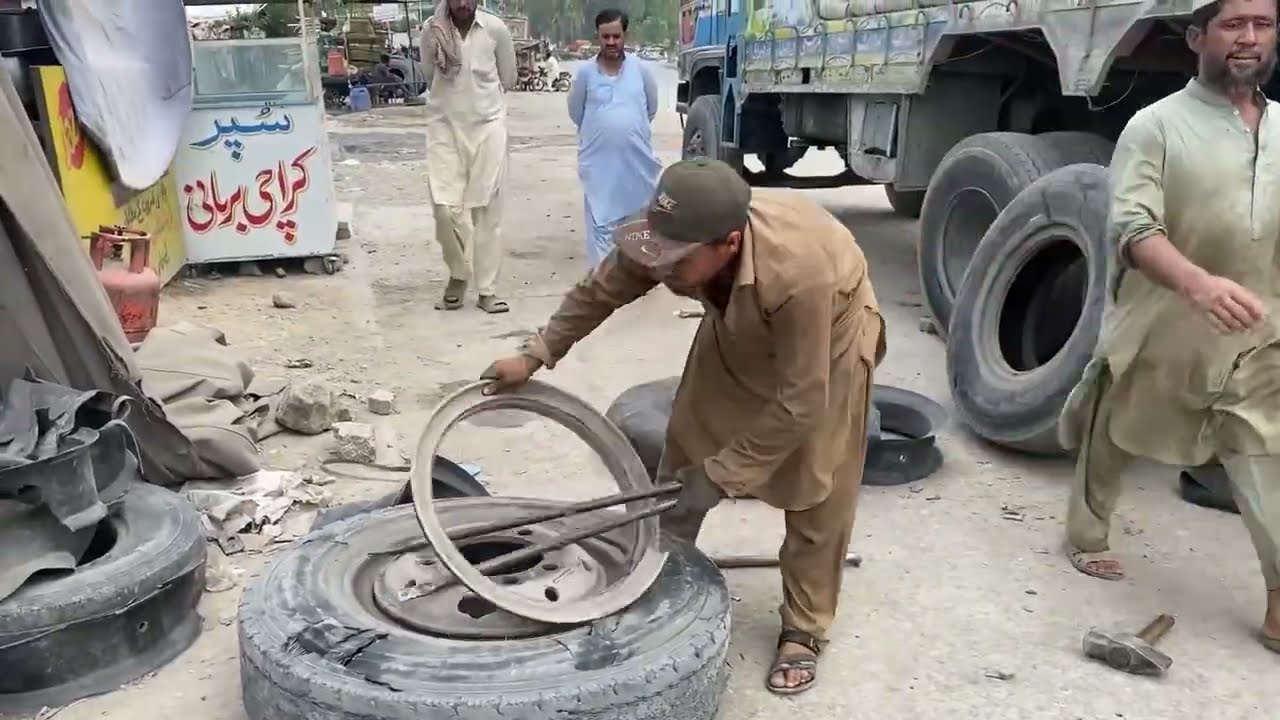 Massive Tyre Burst Under Heavy Load – Emergency Roadside Repair Shocks Everyone