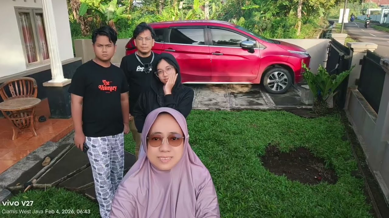 Menyusuri jalan kampung Desa Penyingkiran Ciamis