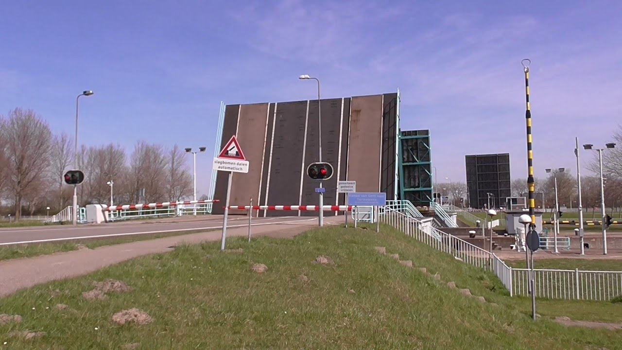 Brugopening Middensluis Noordzijde Basculebrug/ Drawbridge/ Pont Basculant/ Zugbrücke Terneuzen