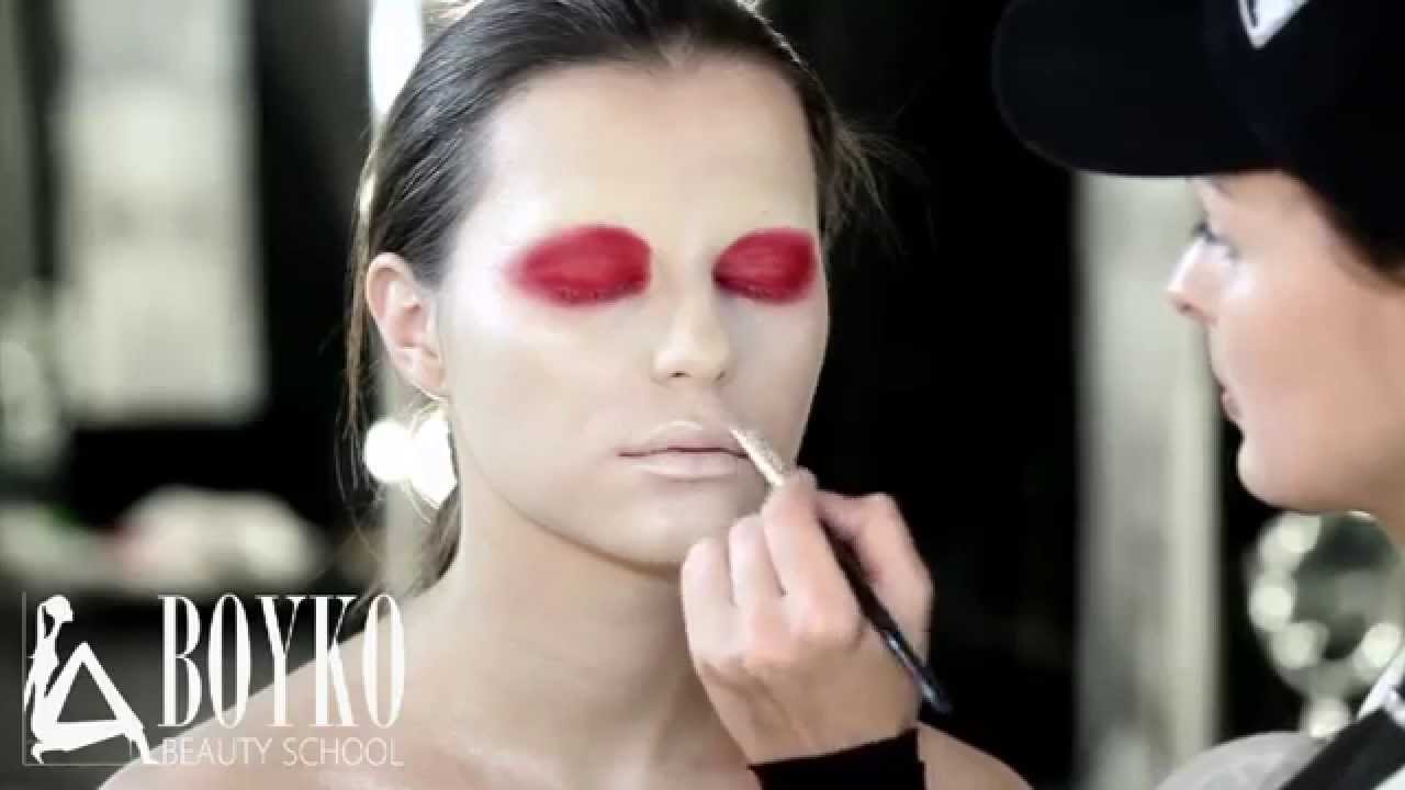 BEAUTY MAKE UP. FASHION RED
