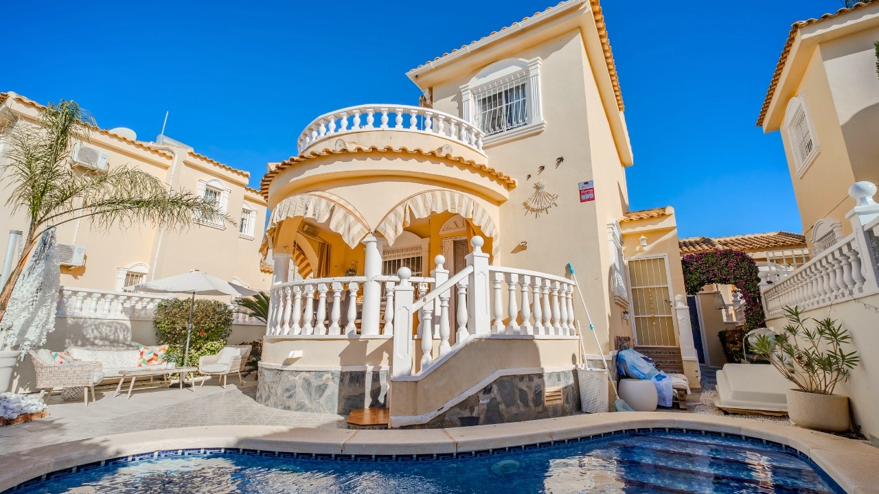 SOUTH FACING 3 Bed, 2 bath Villa with Private Pool in Ciudad Quesada! for €259,950☀️🏊