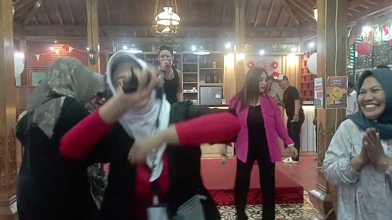 Momen suami barunya anisa bahar menyanyikan lg sambalado Asyik bngt ya mereka,keren ajip