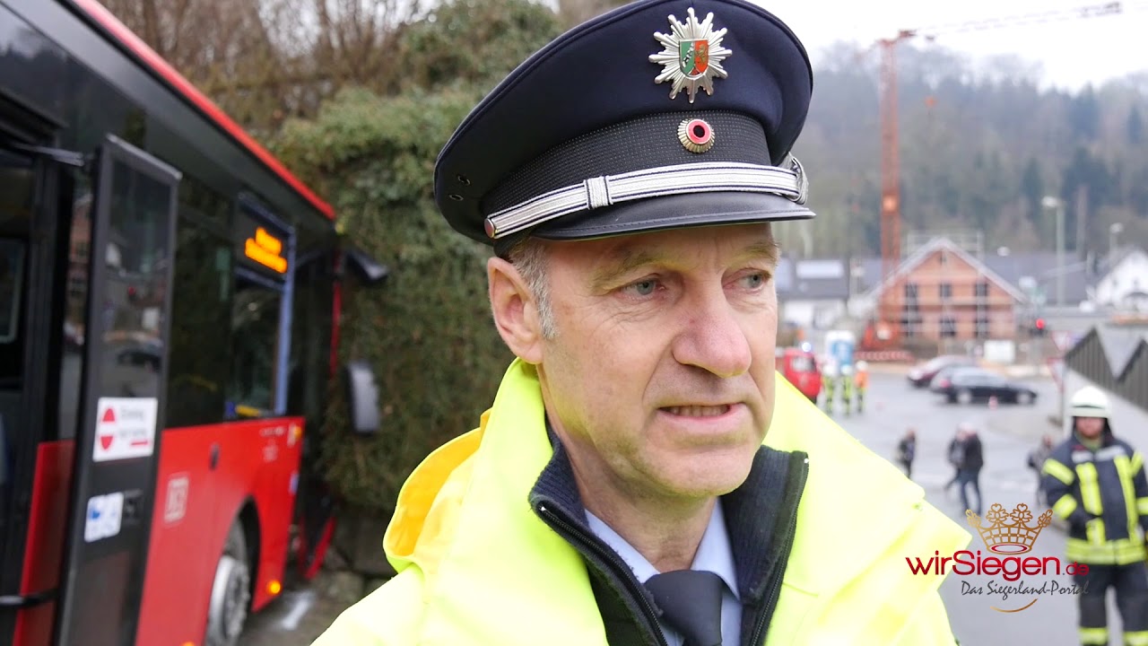 Bus-Unfall in Grevenbrück – Schulbus knallt in Mauer – 18 Kinder verletzt
