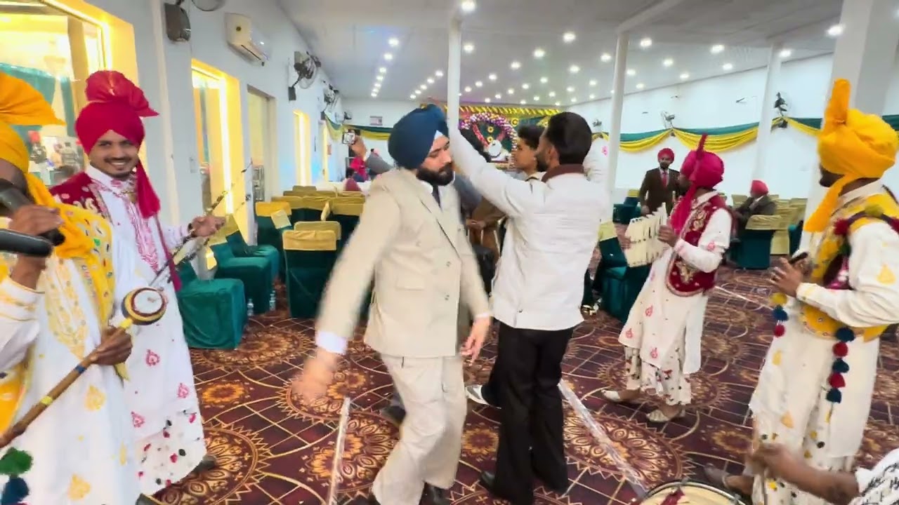Punjabi Folk dance | Malwai giddha and boliyaa - Bhangra at punjabi wedding
