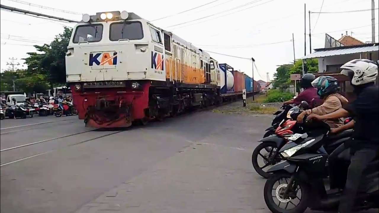 PALANG PINTU PERLINTASAN KERETA API JL EMPU TANTULAR SEMARANG - DOUBLE TRAINS