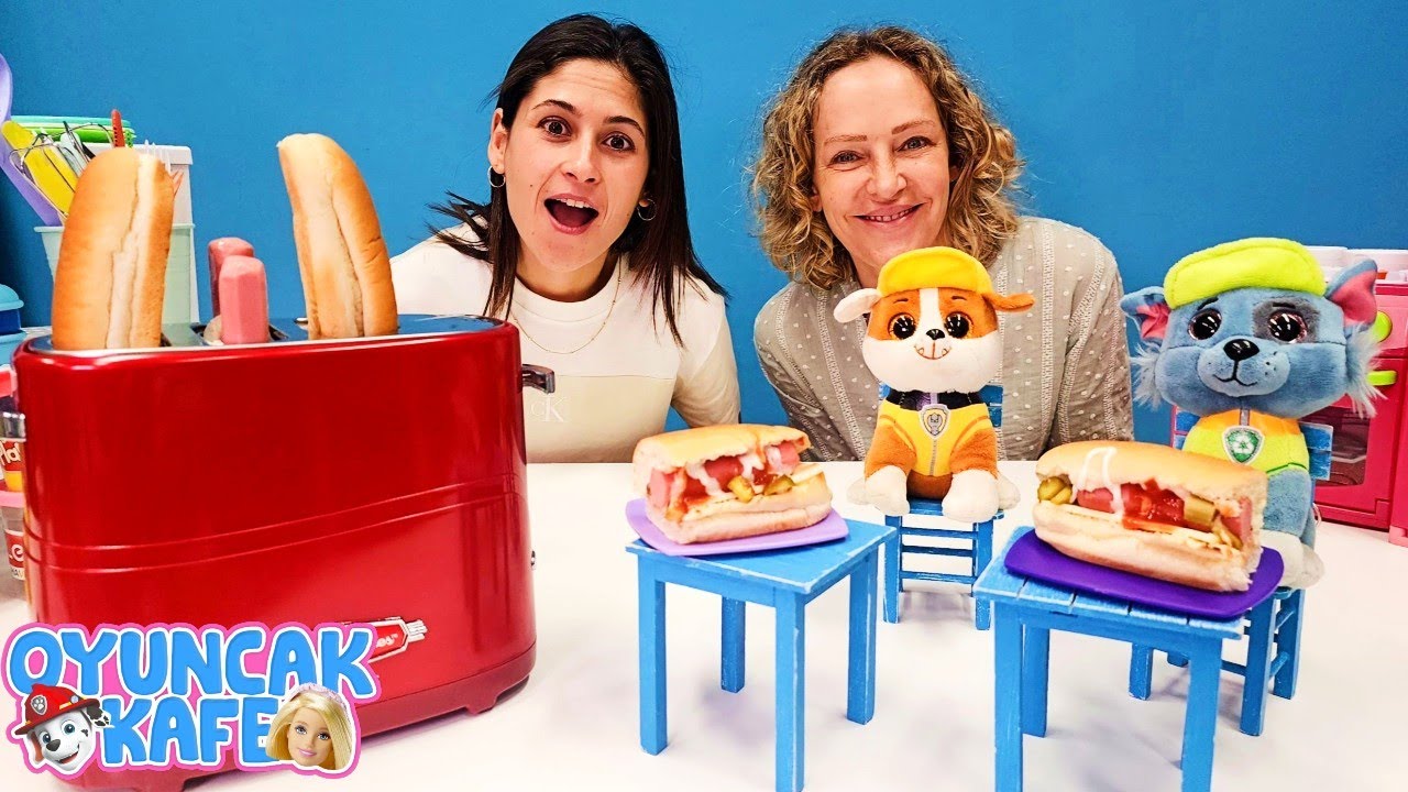 Oyuncak Kafe - Paw Patrol oyuncaklar için sosisli yapıyoruz. Çocuklar için emek yapma oyunu