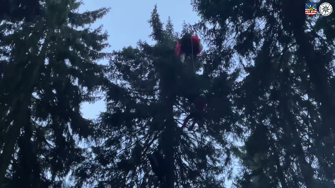 ZÁCHRANA PARAGLIDISTY ZE STROMU POMOCÍ POLICEJNÍHO VRTULNÍKU