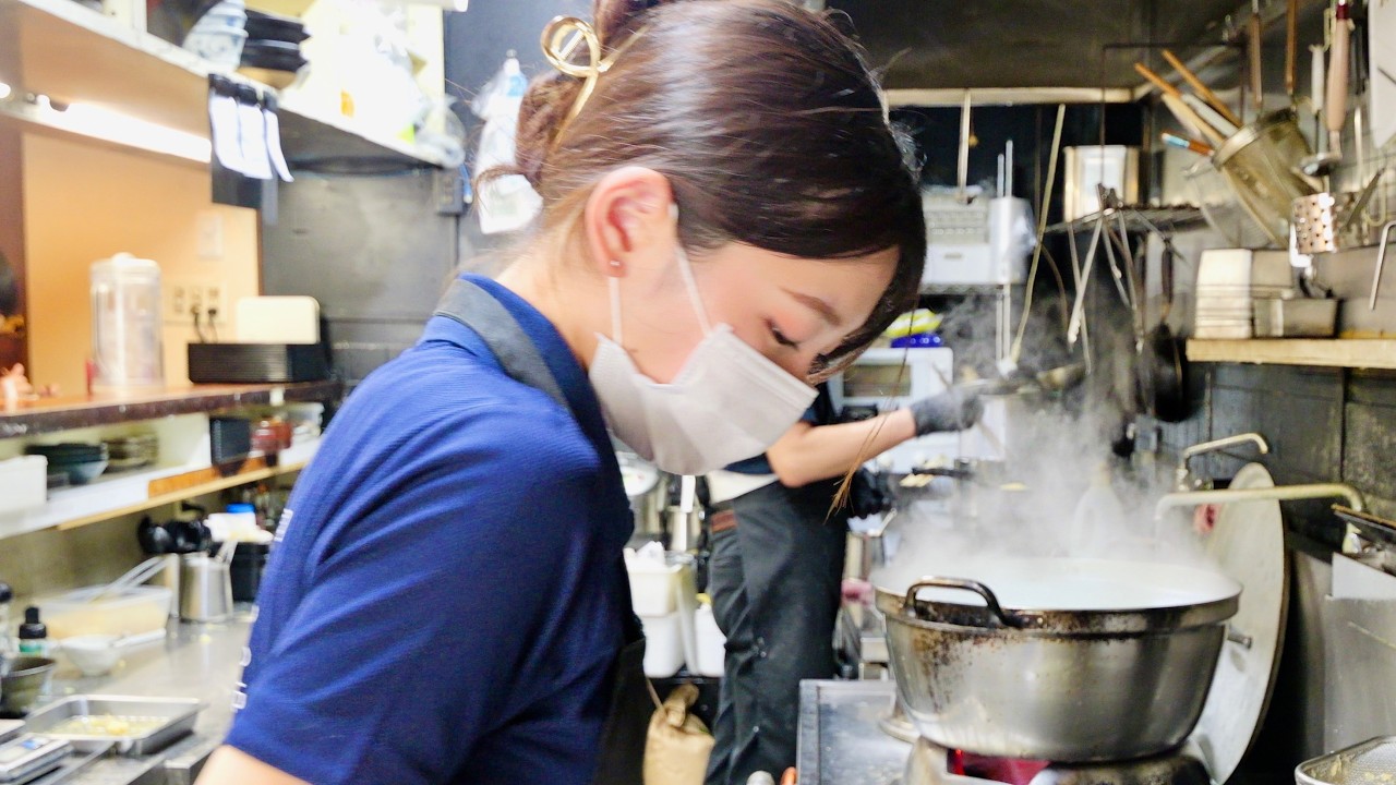 美人店員と住宅街で脱サラ店主が奮闘する！濃厚出汁で食べる油かすうどんや牛すじカレーうどんが絶品のうどん店に密着！ | Best Udon in Hyogo