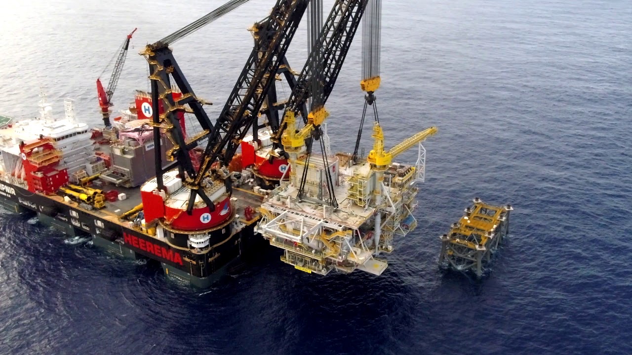 Peregrino C - highlights from the installation of the main support frame and the living quarters.
