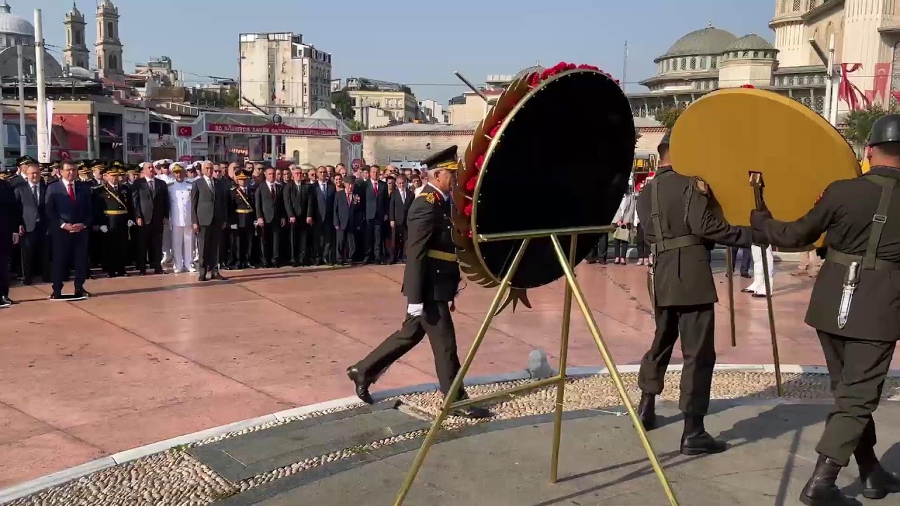 30 Ağustos Zafer Bayramı çelenk koyma töreni için Taksim Cumhuriyet Anıtı’ndayız.