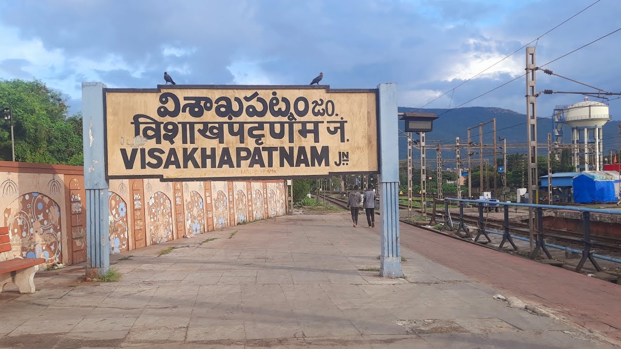 22203 VSKP SC DURANTO EXPRESS NIGHT DEPARTURE FROM VISAKHAPATNAM 🤩💗2026 #vizag#train #railways