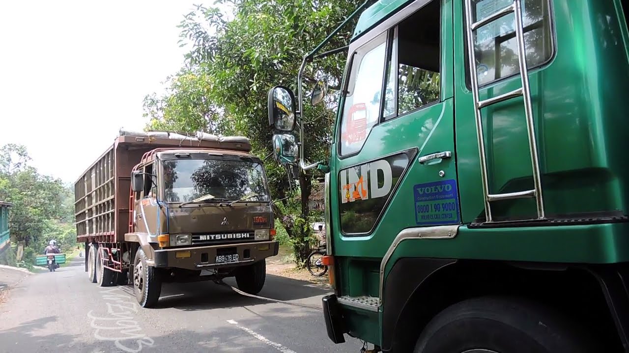Fuso Self Loader Helping Other Truck | Fuso Tidak Kuat Nanjak