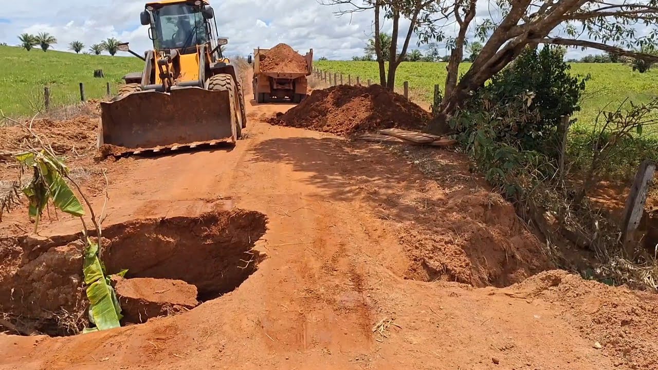 COMO COLOCAR BUEIRO DE MADEIRA  COM PÁ CARREGADEIRA JCB 426ZX 