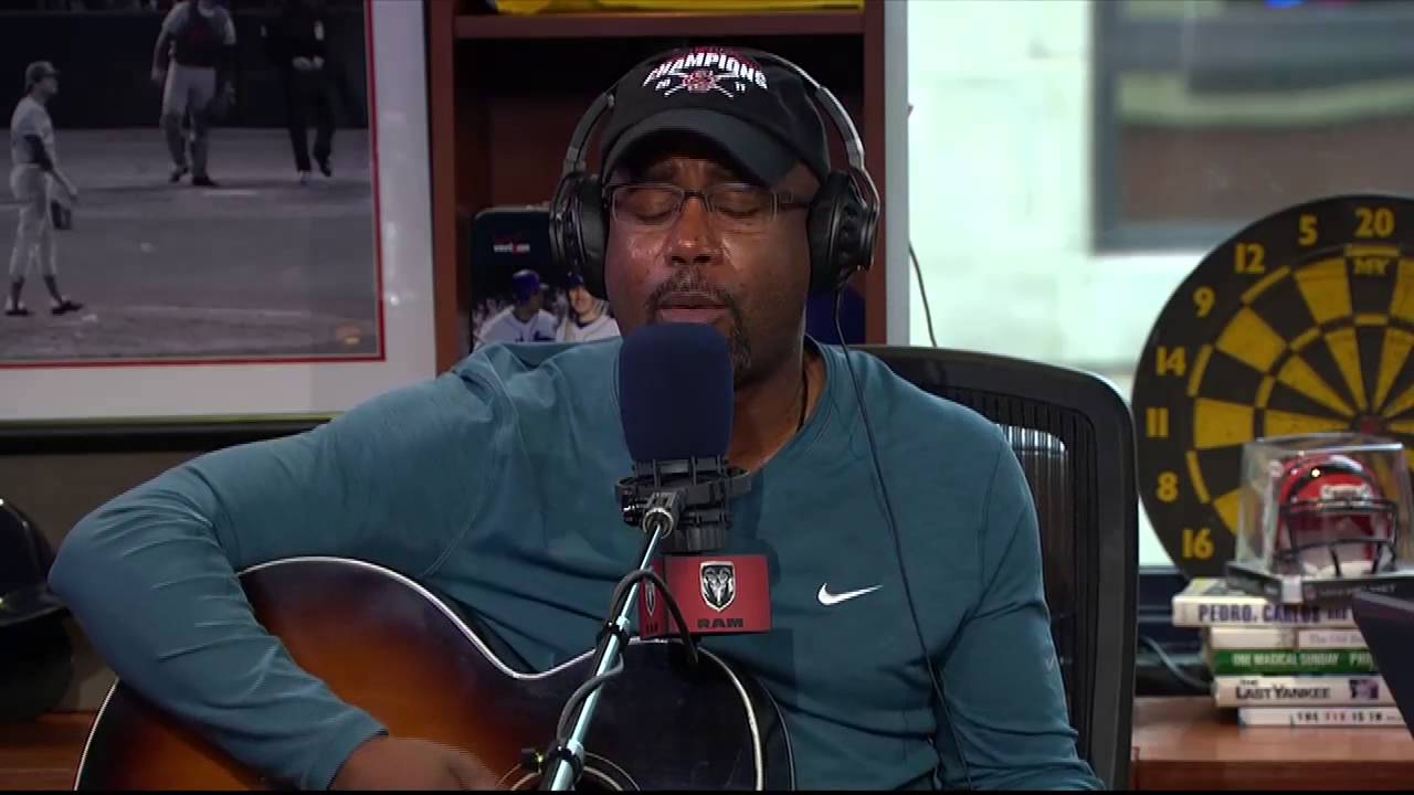 Darius Rucker plays 