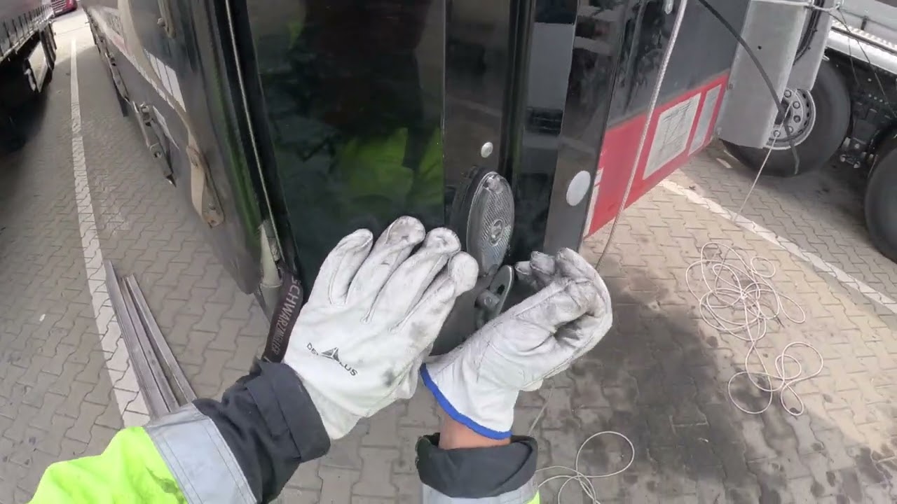 Naczepę Schwarzmuller otwieramy do załadunku z obu stron i z g&oacute;ry
