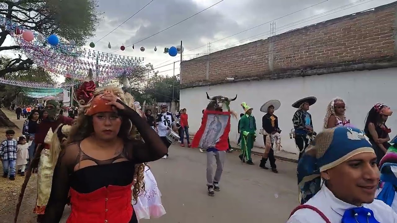 Salida con el niño dios de las confianzas que se venera en la loza de los padres parte 2