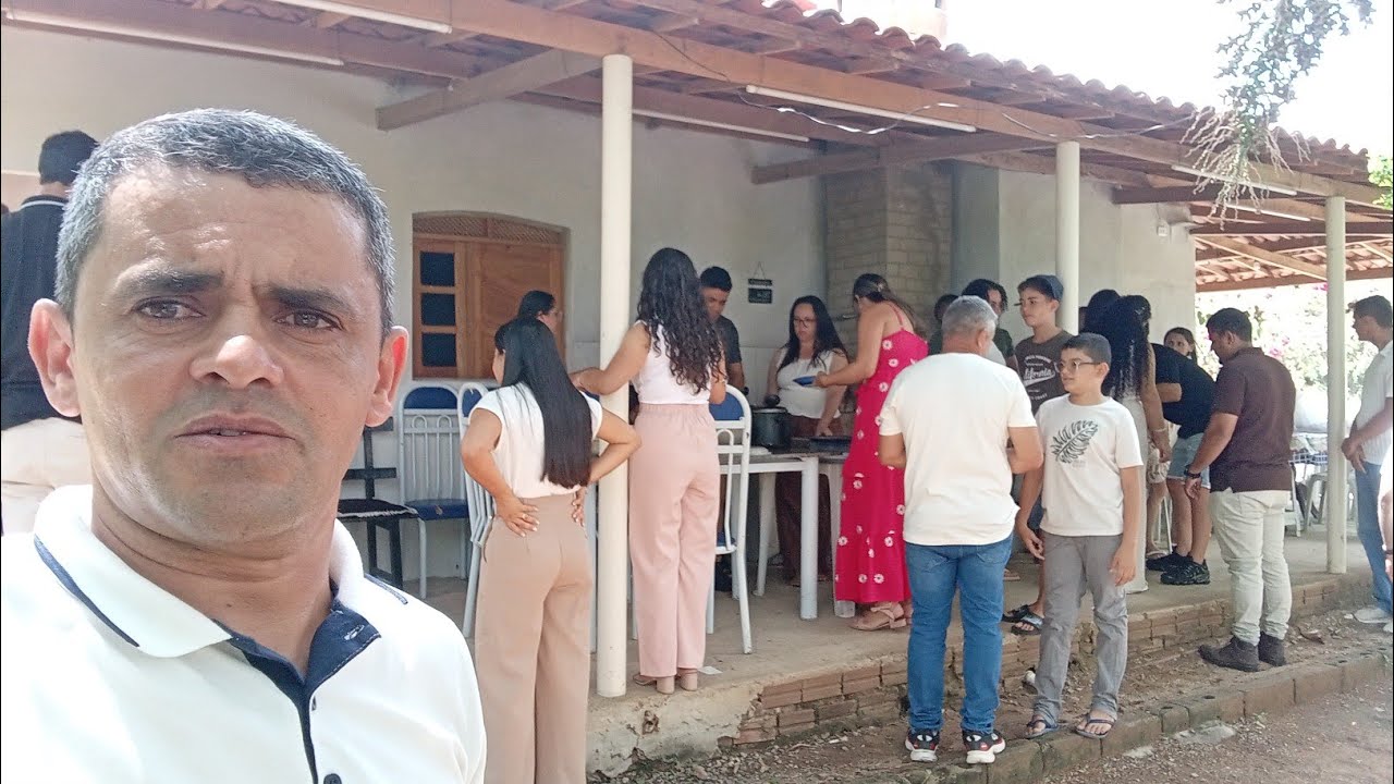 Coloquei a cama ,dentro da  casinha. Fui pra o almoço do batizado de Ravi 