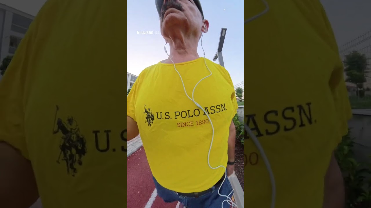 8K/360 g&ouml;r&uuml;nt&uuml;ler antika kamera ve kamerayı tutan elin kısımları g&ouml;r&uuml;nm&uuml;yor 1