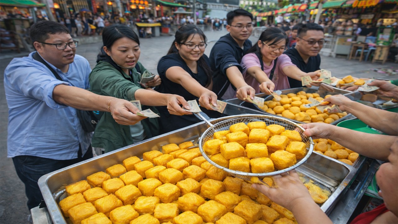 Chen Lấn Nhau Mua Đậu Hũ Vàng Mỗi năm Chỉ Bán Vài Ngày Của Người Hoa Sài Gòn