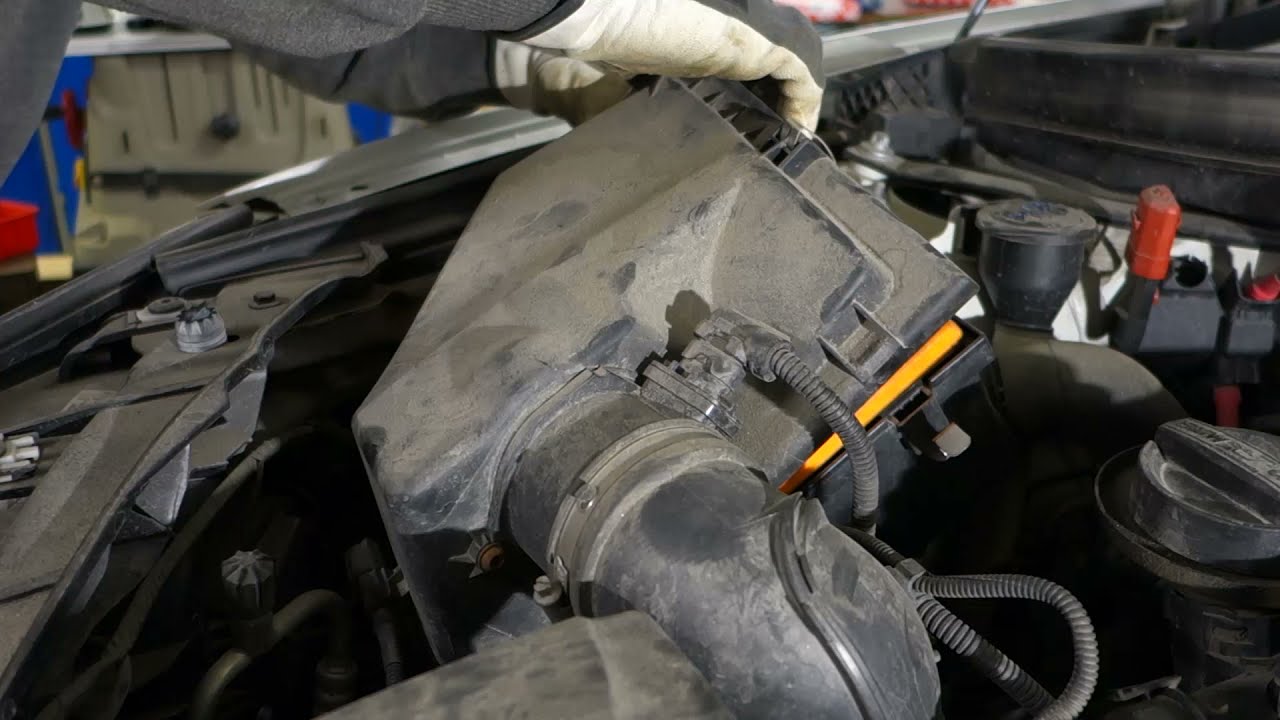 Del 2 BMW X1 Service - Luftfilter