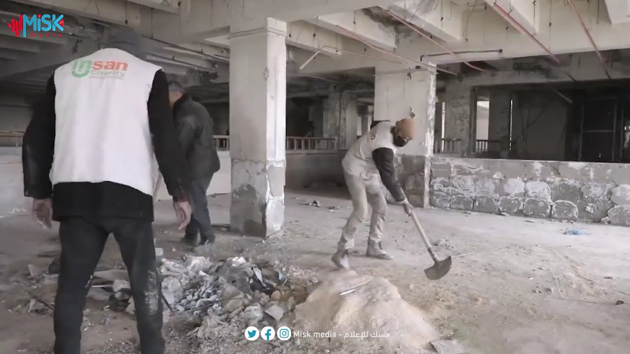 تنظيف المشفى الوطني في معرة النعمان من آثار الغارات تمهيداً لإعادته إلى الخدمة
