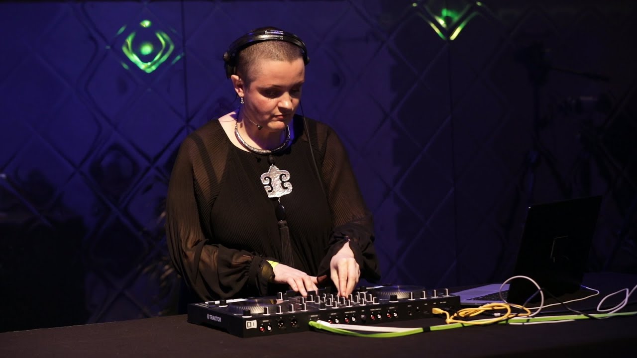 Native Sessions : Les bases du mix Techno avec Flore sur Traktor S4 Mk3 | Native Instruments