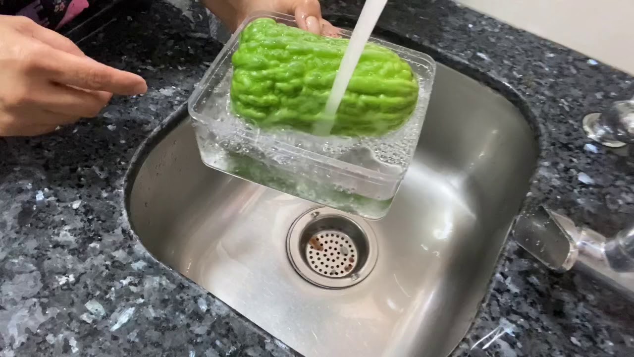 The right way of washing bitter melon