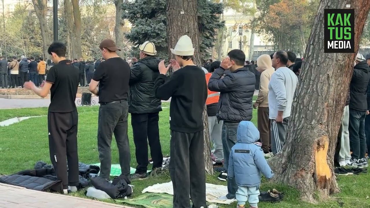 В центре Бишкека провели праздничный айт намаз