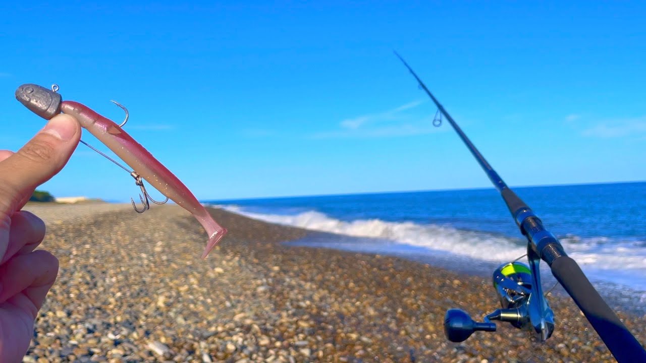 大波打ち寄せるサーフでルアー釣り。ワームに来た予想外の魚と真昼間に沸き立つ魚たち。