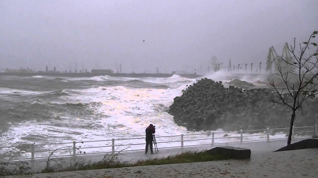 Cameraman surprins de valurile uriase -Furtuna de forta 7 la Constanta .