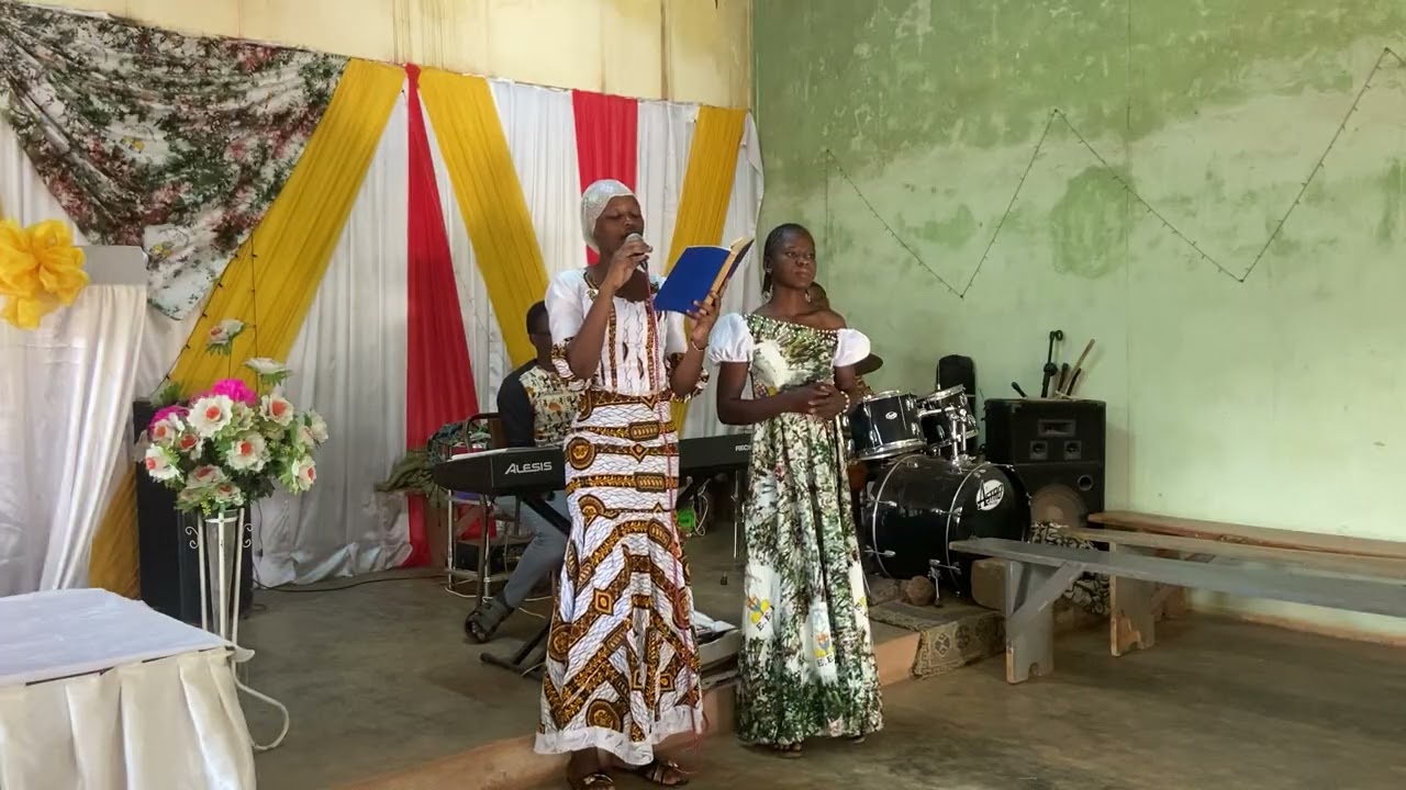 Chant de louange en dioula lors du culte au Temple Shalom de l'EEI-Colsama à Bobo-Dsso. le 8-02-2026