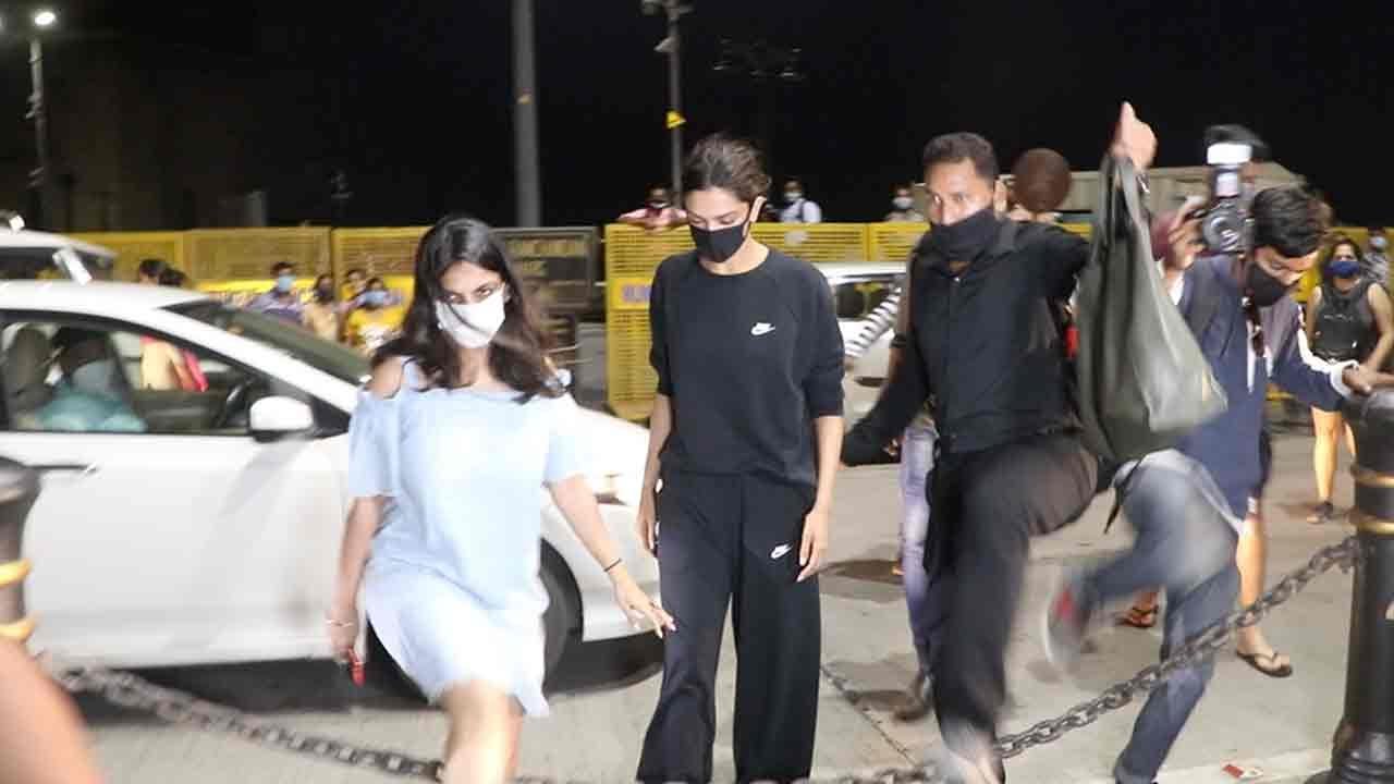 Security Stops Traffic So That Deepika Padukone Can Cross The Road At GatewayOfIndia Post her Shoot