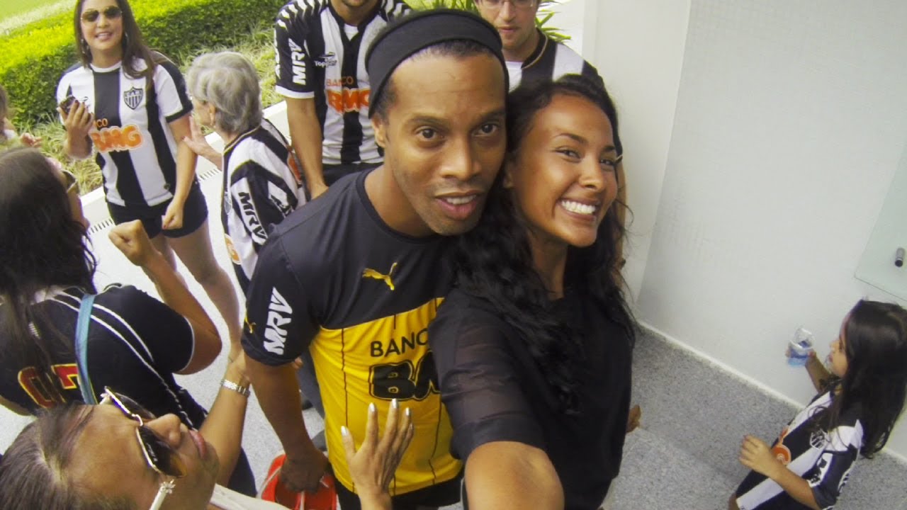 Selfie Challenge with Ronaldinho | Maya's FIFA World Cup™ Cities