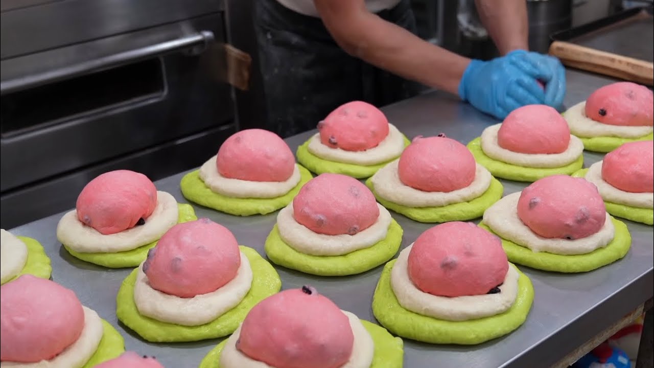 오감만족 향긋한 과일향이 가득 수박식빵 / Amazing Cube Watermelon Bread, Korean street food