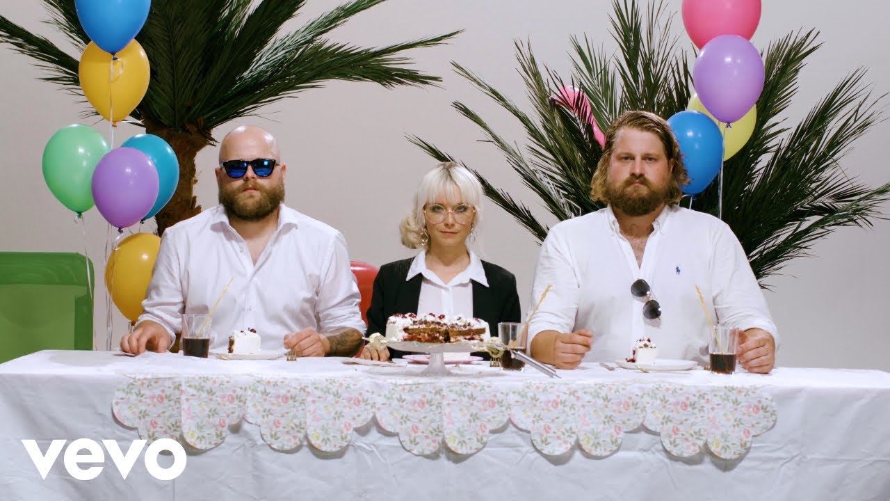 Specktakel, Mia Julia - Scheiß auf Zuhause (Offizielles Musikvideo)