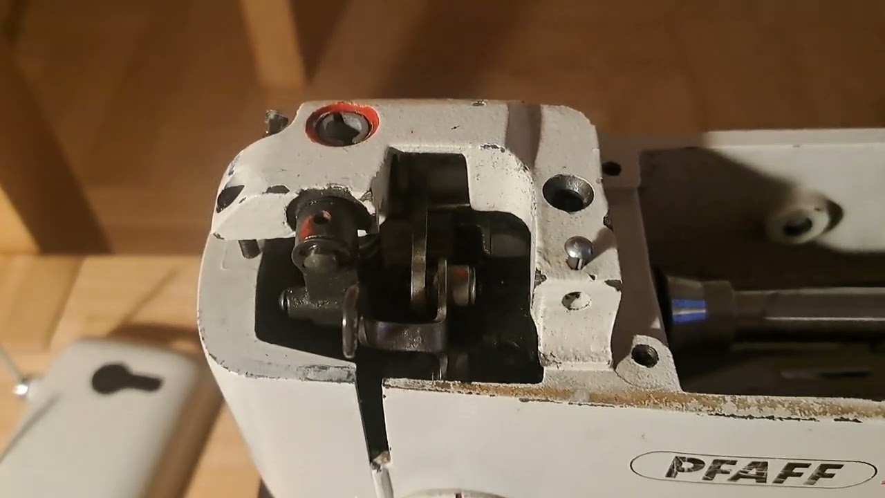 Pfaff 260, oiled and working again. A marvel of West German engineering. 23kg, cast metal.