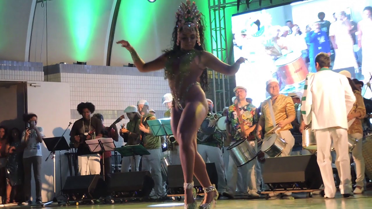 Show com rainha de bateria do Estação Primeira de Mangueira. Festival Brasil 2019 em Tóquio.