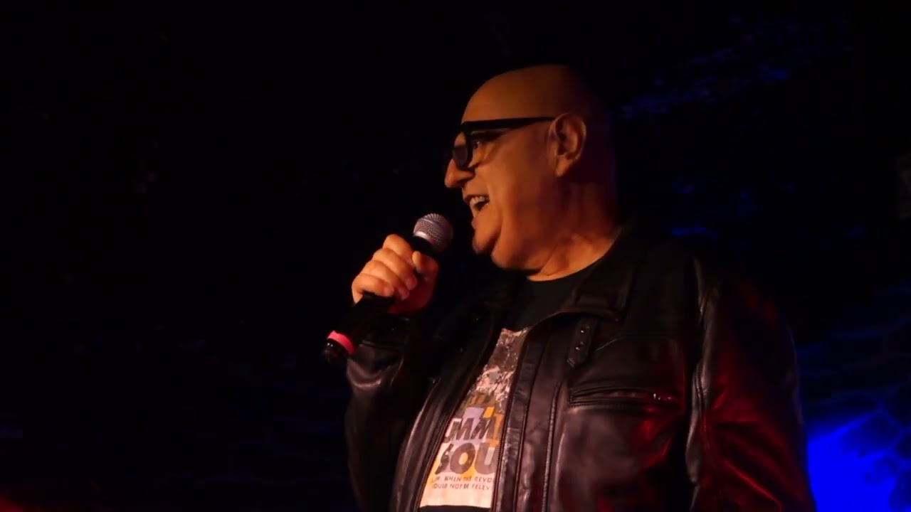 Adri&aacute;n sings 