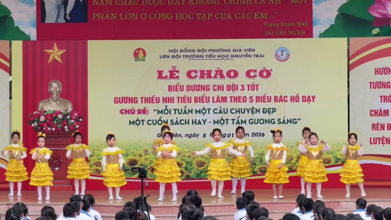 Khăn quàng thắp sáng bình minh