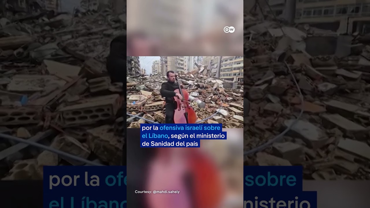 El chelista liban&eacute;s Mahdi S&agrave;heli toca entre los escombros del sur de Beirut