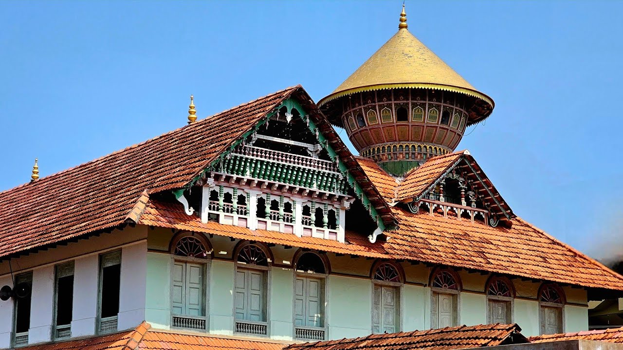 🇮🇳 The 450-year-old Indian  Mosque at Vadakara Thazhe Angadi Juma Masjid.  Kerala, India 🇮🇳