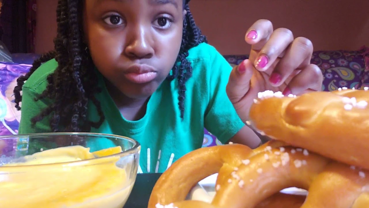 SOFT BIG PRETZELS & CHEESE eating show