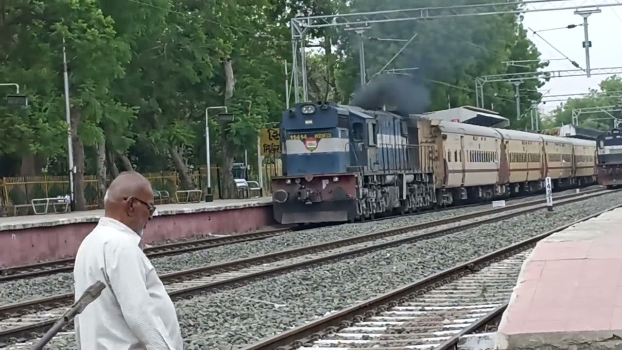 Surendranagar - Bhavnagar Express departs Sihor Jn.