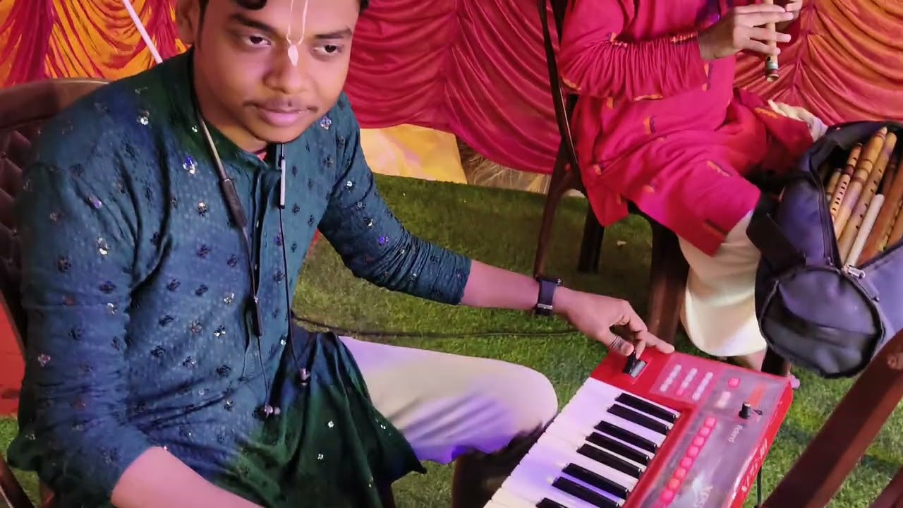 হরে কৃষ্ণ মহামন্ত্র। কন্ঠে-পূজ্যপাদ পবন হরিনাম প্রভু।