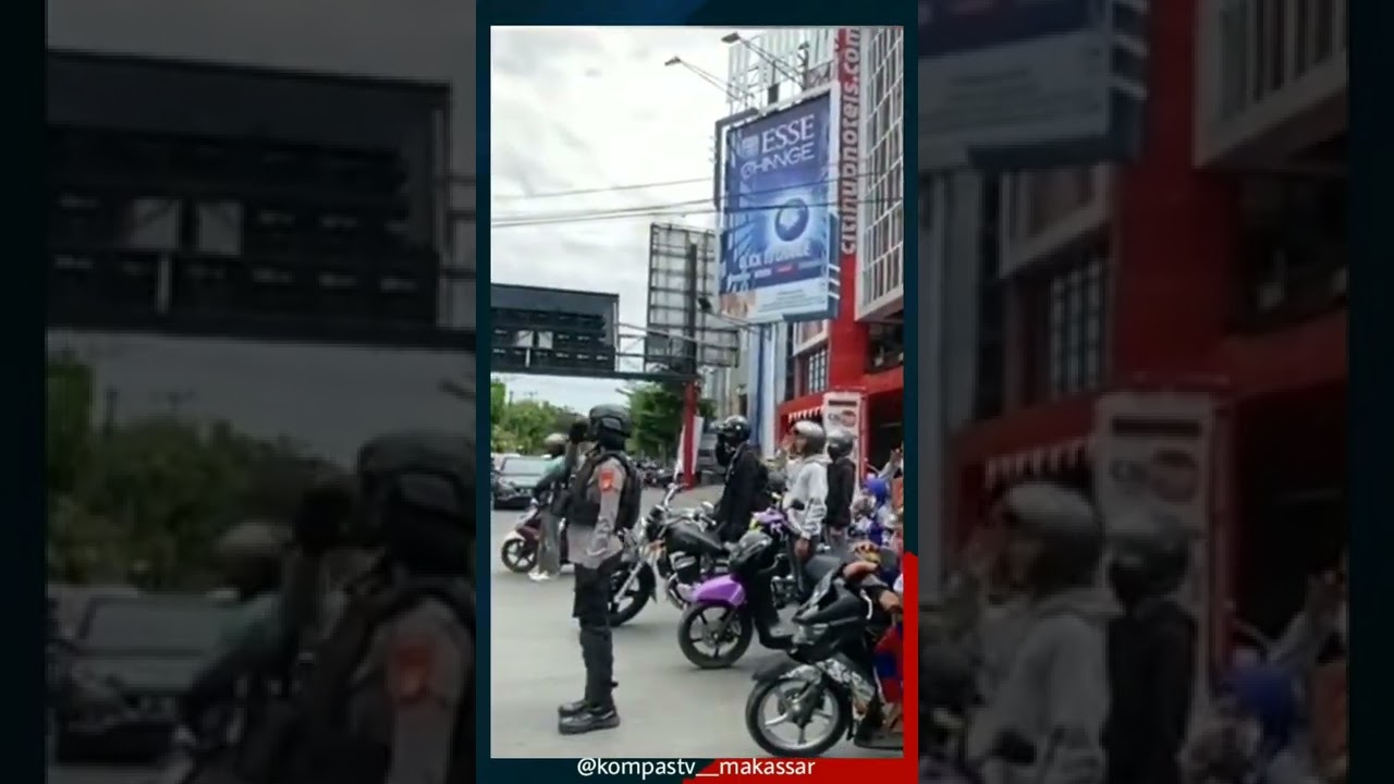 Pengendara berhenti dan hormat saat pengibaran bendera merah putih