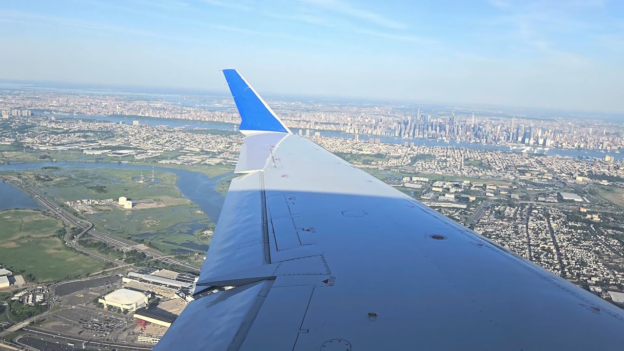 Views of Manhattan | CRJ-700 Approach, landing, Taxi into Newark Liberty [4k60 HDR]