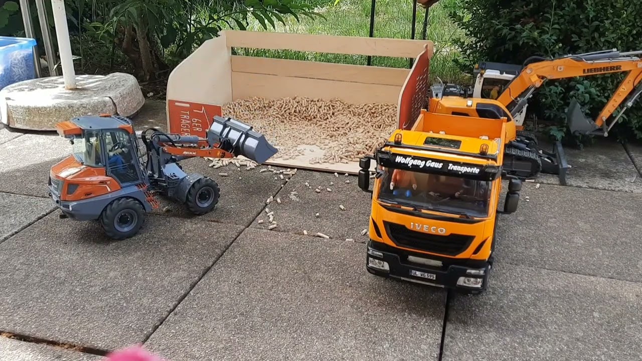 Iveco Trakker, Liebherr 914 Compact, Mecalac MCL8