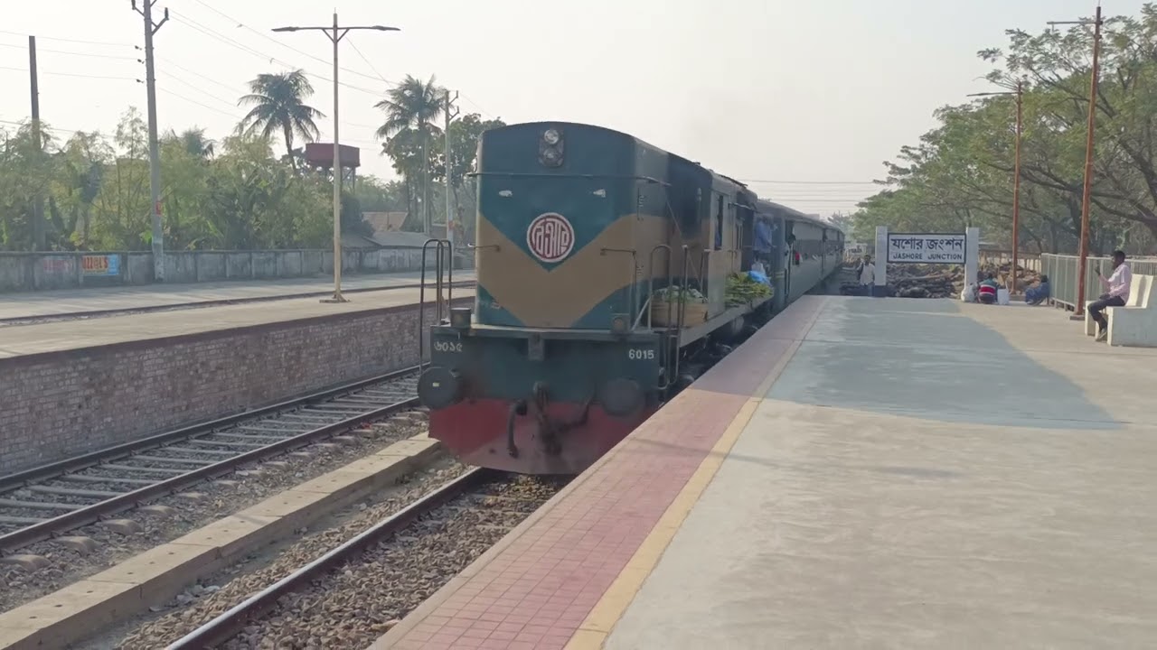 ১৬ ডাউন মহানন্দা এক্সপ্রেস যশোর জংশনে প্রবেশ করছে