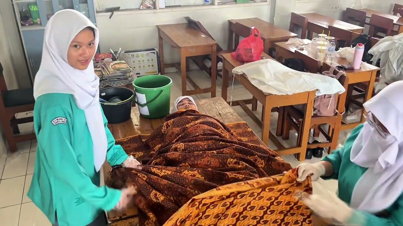 MATERI FIKIH (cara memandikan, mengkafani, dan menshalatkan jenazah)