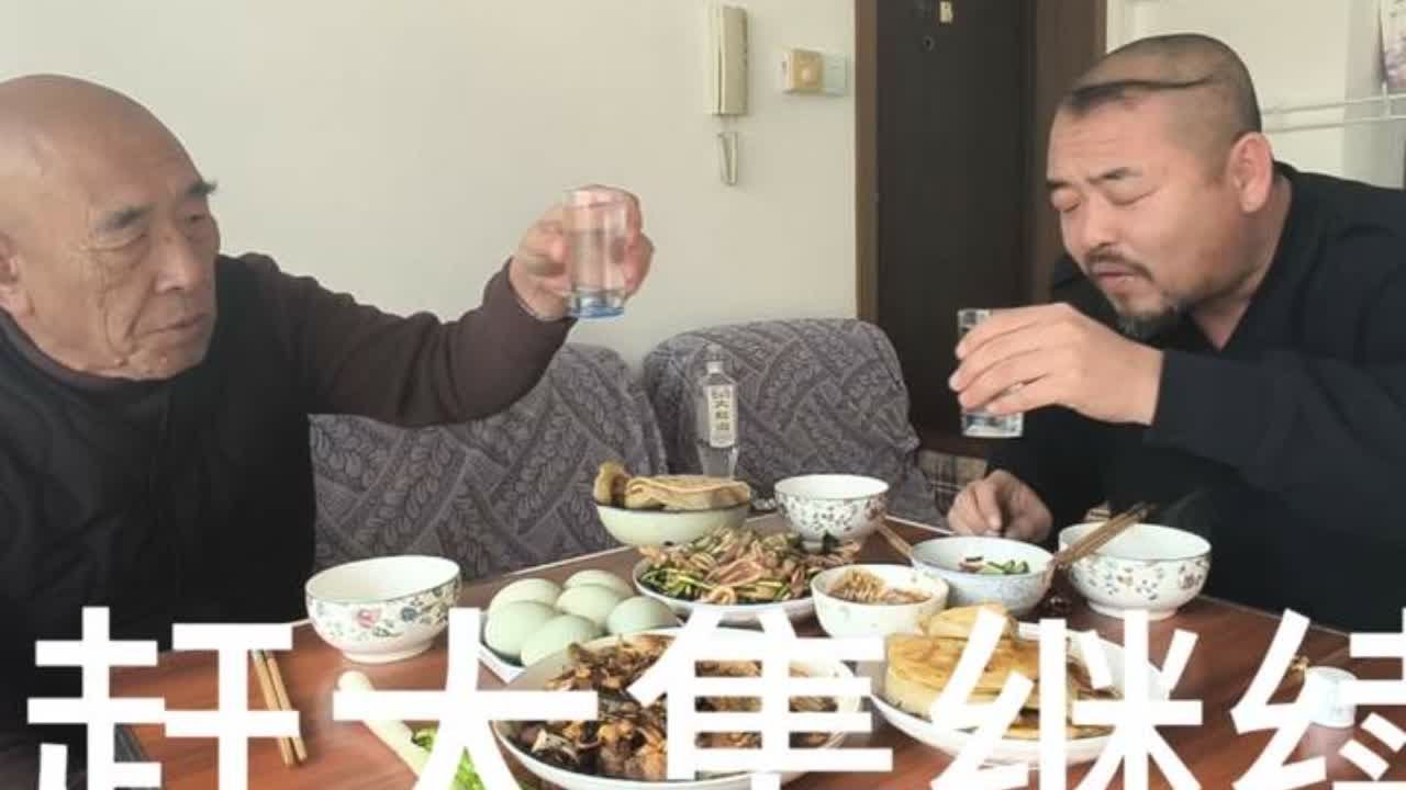 今天在集上买了二斤鱿鱼炒韭菜，还有几个剩菜，挺下酒。晚餐喝点白酒美。